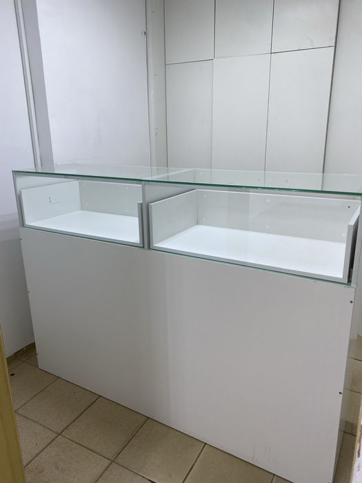 Продам витрину, рабочий стол и полочку
