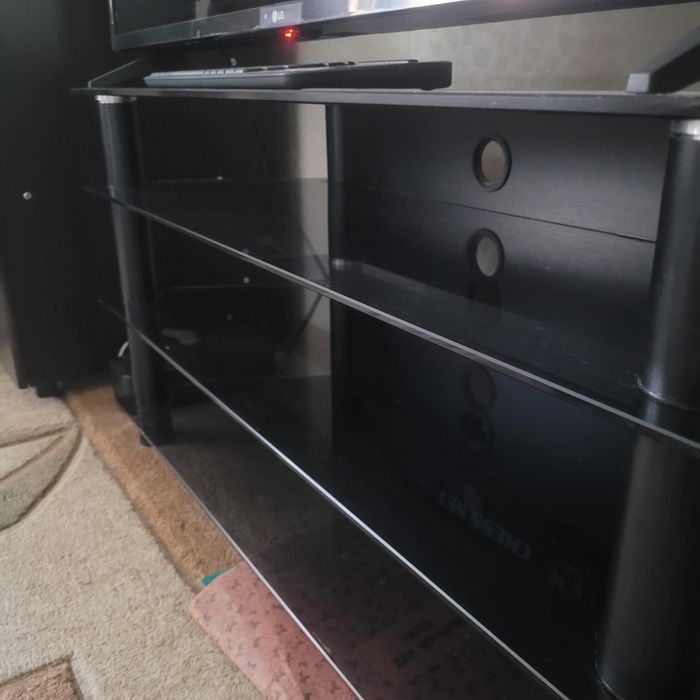 Стеклянная тумба под ТВ