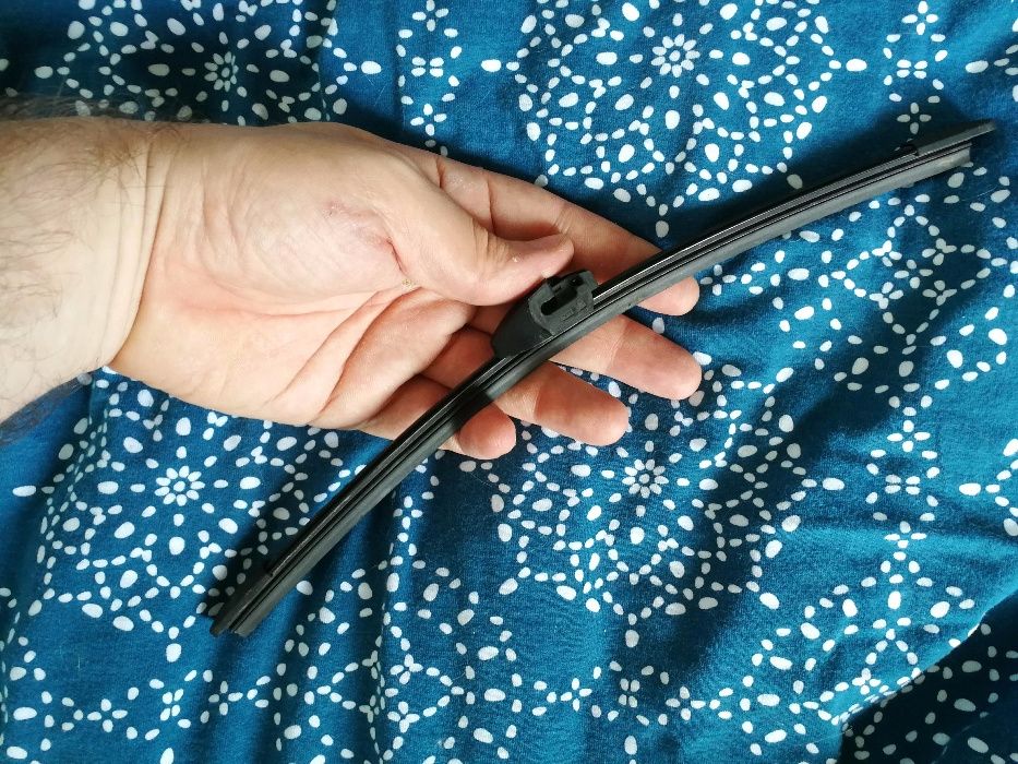 Продавам нова задна чистачка Вosch Rear A 281 H