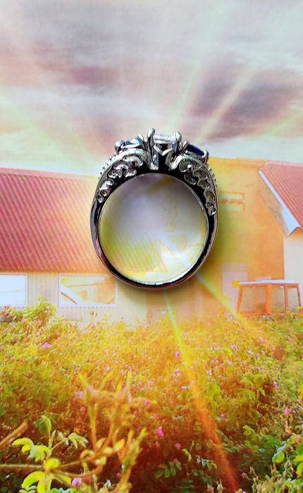 Златен пръстен БЯЛО ЗЛАТО 24К с бяла сапфирова лента