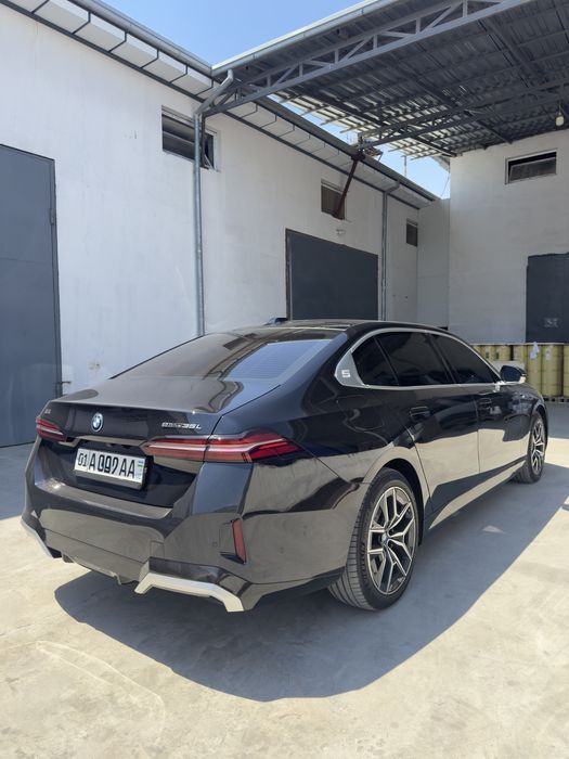 Bmw I5.