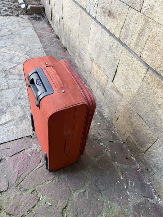 Оранжев куфар - захабен, но здрав