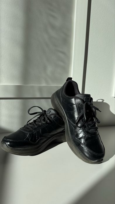 Продам кожаные кроссовки Skechers