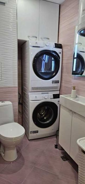 Продава се Тристаен апартамент в София, Левски Г - 99 кв.м за 3011 €/кв.м - Снимка #2