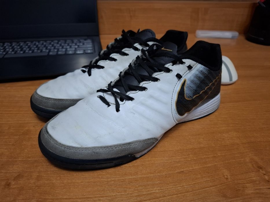 Продам футзалки nike