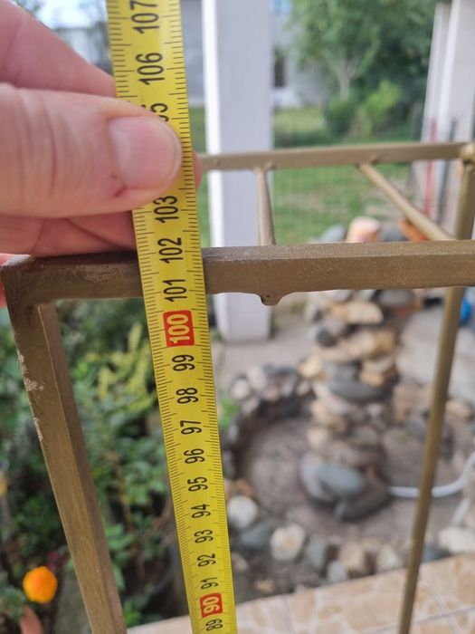 Vând suporți inalți aurii aranjamente florale