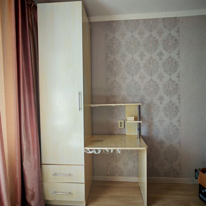 Продам шкаф с столиком