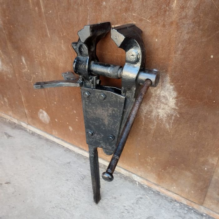 Тиски слесарные, сталь 100 процентов