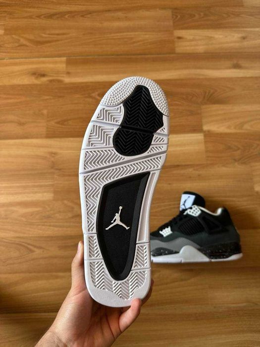 Sneakers Jordan4 cu eticheta (nu Nike, Gucci, Adidas, Balenciaga)