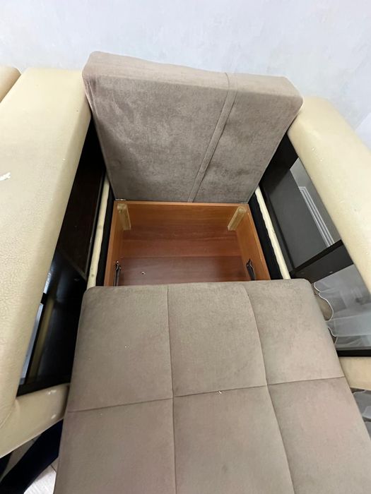 Продам диван с двумя креслами