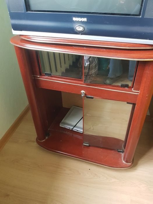 Тумба под телевизор коричневого цвета