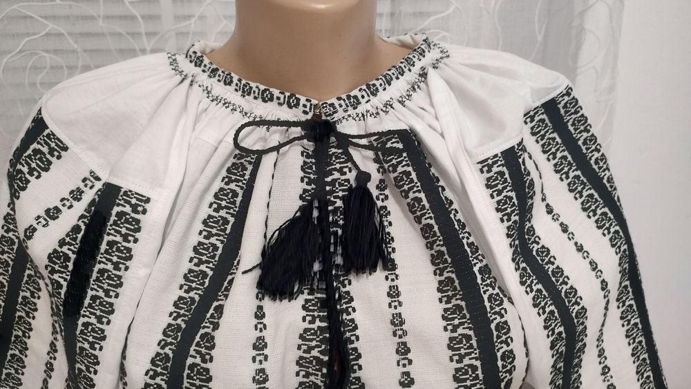 Ie tradițională,noua, cu motive florale țesute, zona Făgăraș