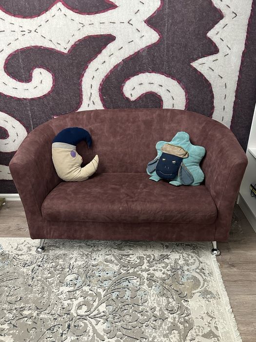 Компактный диван с подушками