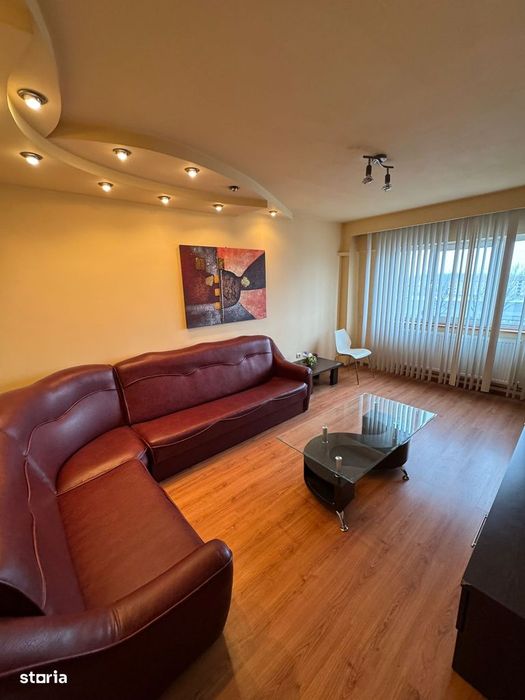 Apartament cu balcon, lift și parchet laminat