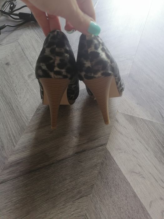 Обувки на висок ток