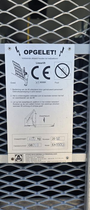 Рампа за качване на инвалидни колички във бус. Подходяща за лесно и удобно качване на инвалидна количка във бус. Надеждна и здрава конструкция