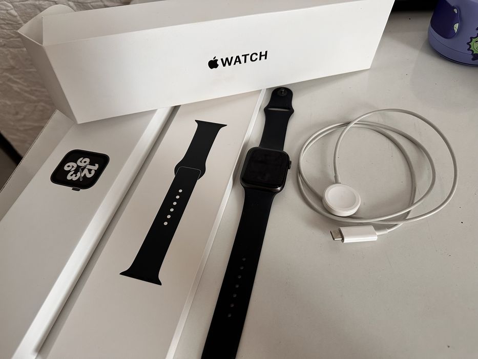 Продам Apple Watch SE