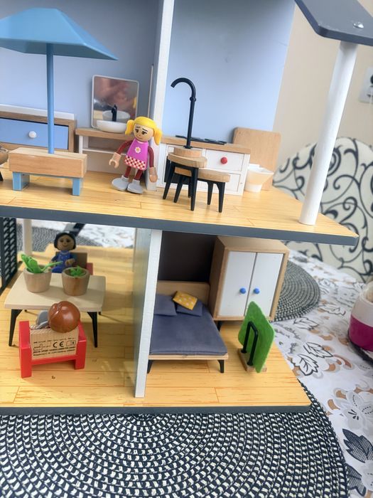 Дървена къща за кукли със аксесоарите