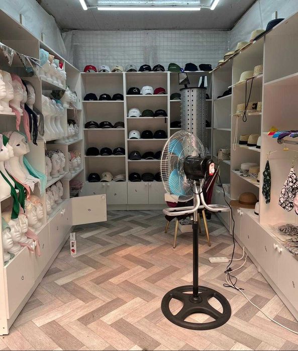 Шкаф с полками для бутика