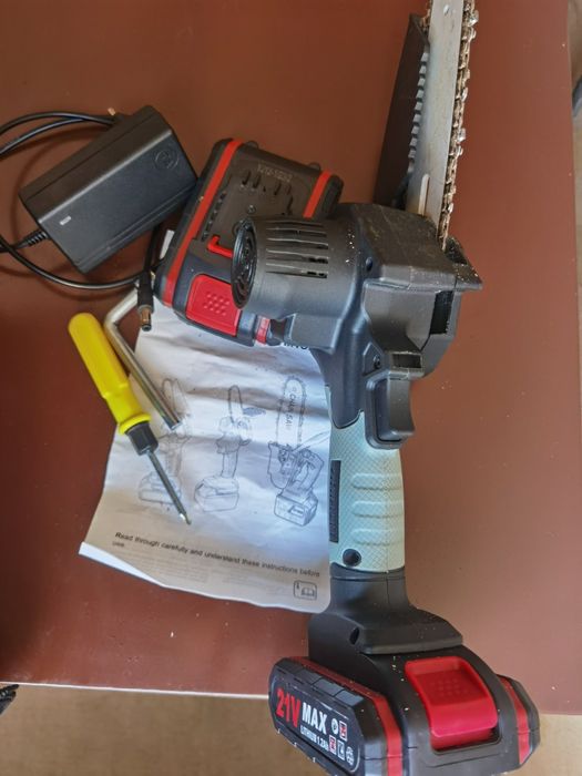 Елекрически трион на батерии .Шина 15см.