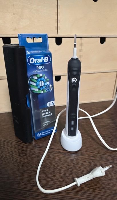 Periuță de dinți electrică Oral-B Clean & Protect + 4 capete rezerve +