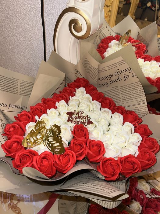 Vand buchete de trandafir facute manual !