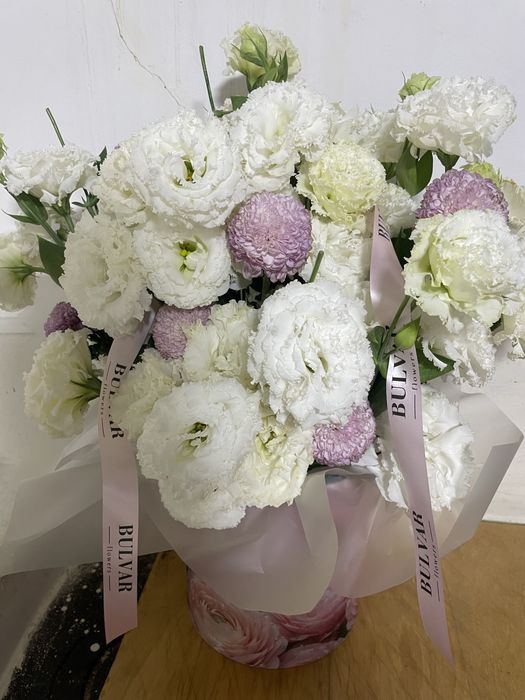 Ирландская роза и лизиантуса