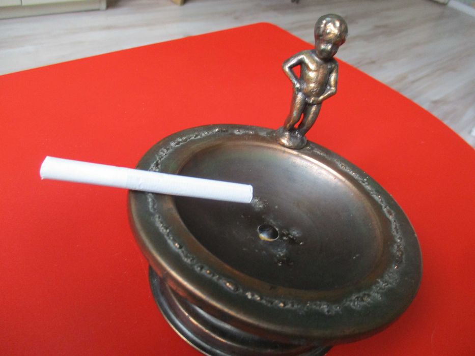 Красив стар меден пепелник