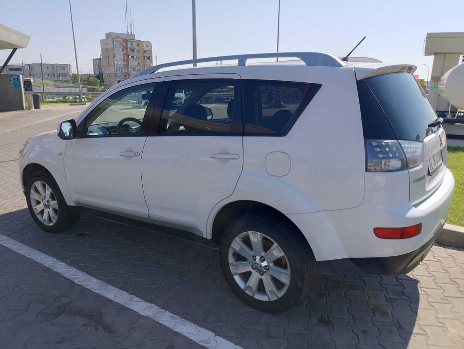 Mitsubishi Outlander 2.0 DiD, 4x4 selectibil, 7 locuri , 3900eur-neg