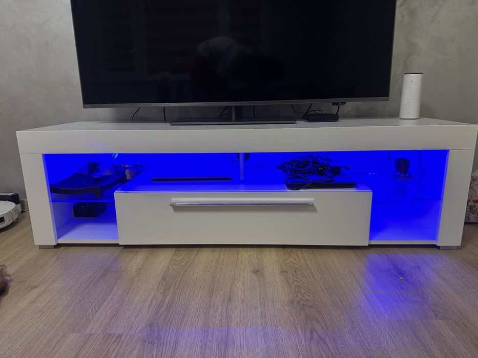 Тв шкаф от бял гланц - Айко