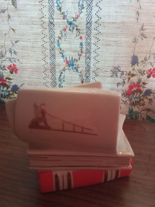 Фарфоровая чернильница 'Книги"