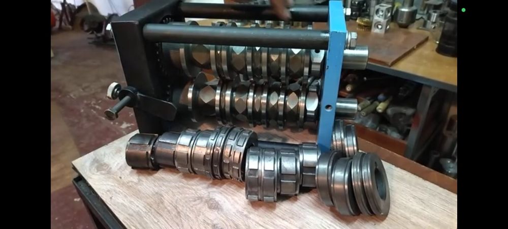 Блок проката профильной трубы с дополнительными роликами с узорами