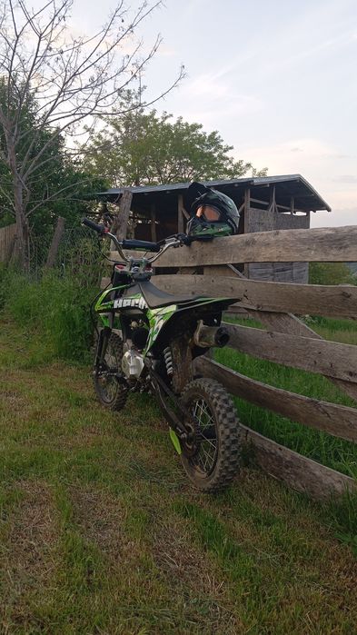 Coss de vanzare 
Motocicletă puternică pe benzină
Motor în 4 timpi
Capacitate de 125 cm3
Putere de 5 kW (6,8 CP)
Sarcina maxima 70 kg
Atinge viteze
