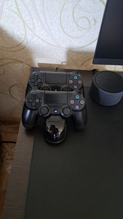 Продаю PS4 Slim, с пломбами и комплектом