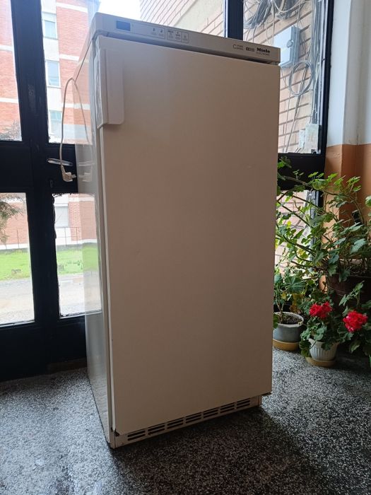 Продавам Фризер Miele с 6 чекмеджета