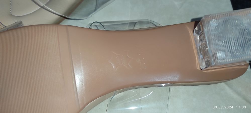 Босоножки женские .