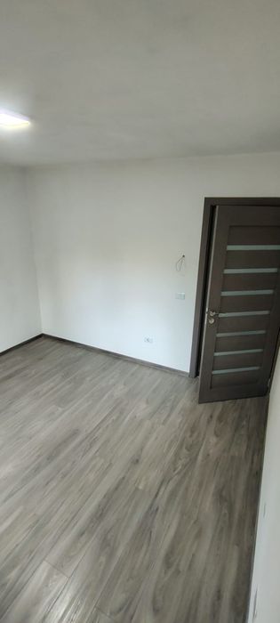 Vând apartament cu 3 camere decomandat.