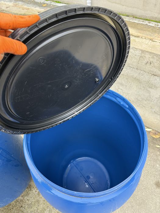 Butoi plastic, capacitate 220l, putin folosit, stare buna.