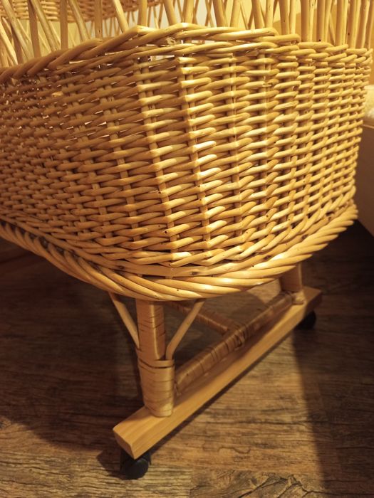 Естествен плетен бебешки кош на колелца, с дунапр. матраче и обиколник