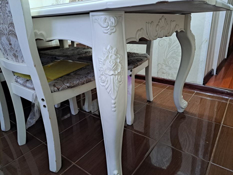 Кухонный стол и стулья