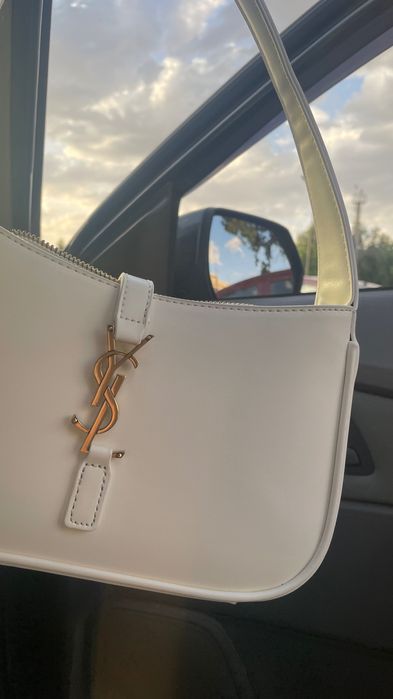 YSL modnaya belaya sumochka