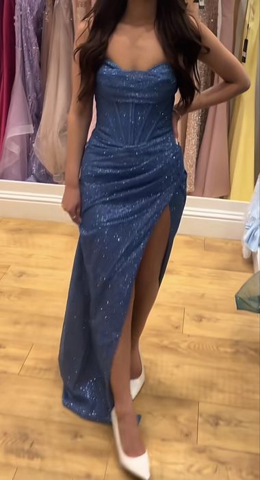 Синя бляскава рокля