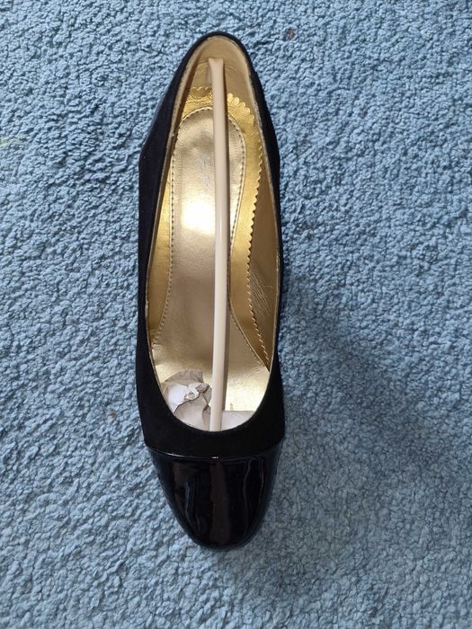 Vand pantofi piele și lac, stare impecabila