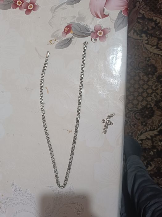 Серебряная цепь с крестом