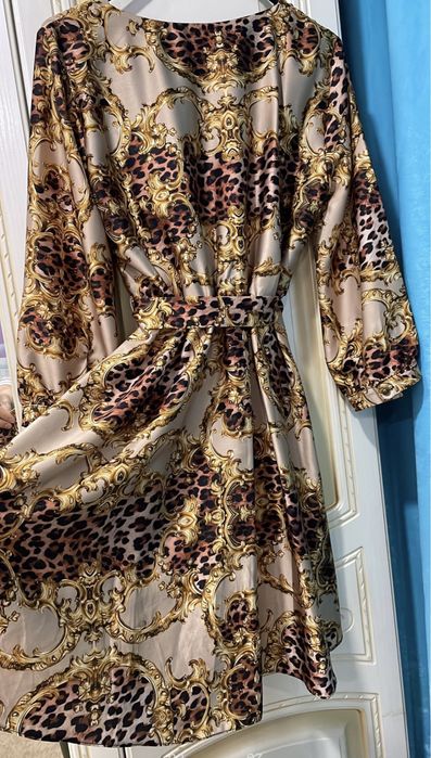 Красивое атласное платье