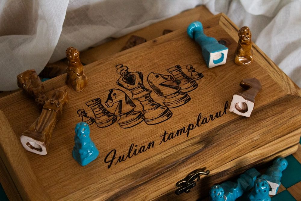 Tabla de sah cu piese din ceramica