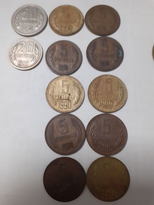 Монети от СССР 1рл.Много добре запазена. И няколко броя  бъл. Книжни л