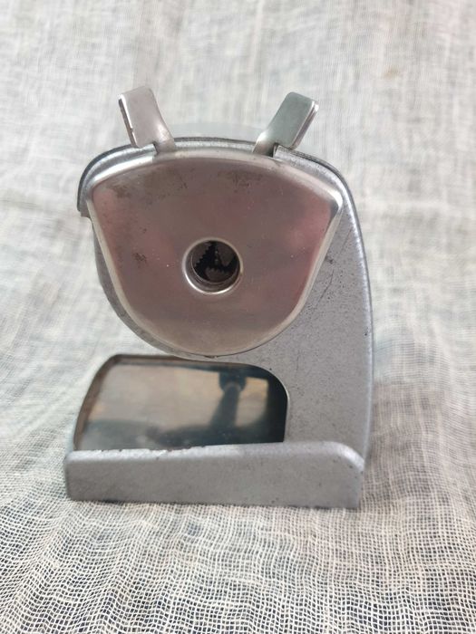 Метална острилка за моливи.