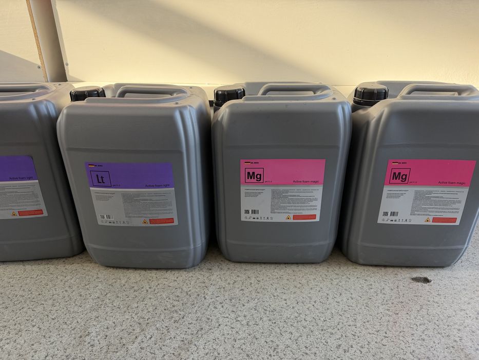 Kanistr sotiladi 20 litr 10.000 sum