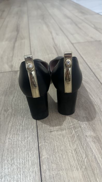 Продаю женские туфли